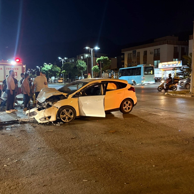 Manisa'da 2 otomobil çarpıştı: 4 yaralı
