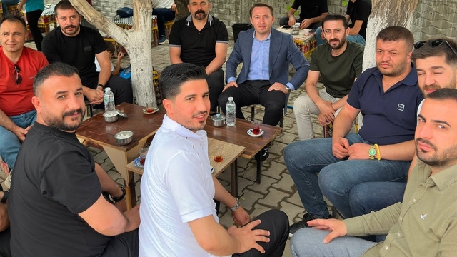 Yüksekova'da yürekleri ısıtan manzara: Halkın içinde bir kaymakam