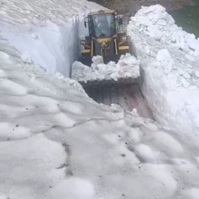 Kars'ta temmuz ortasında 3 metre kar
Yazın ortasında karla mücadele sürüyor