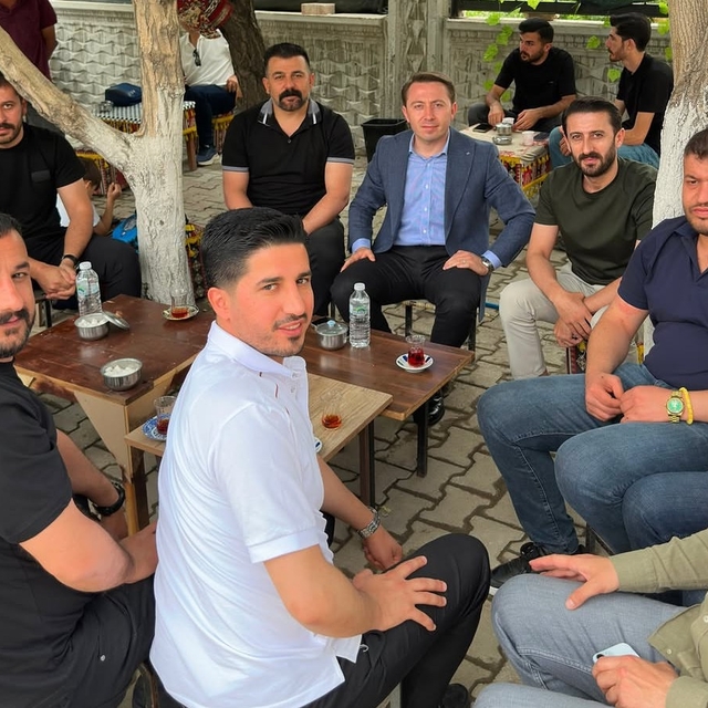 Yüksekova'da yürekleri ısıtan manzara: Halkın içinde bir kaymakam