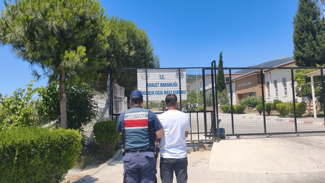 Hırsızlıktan 8 yıl cezası bulunan firari Kuşadası'nda yakalandı