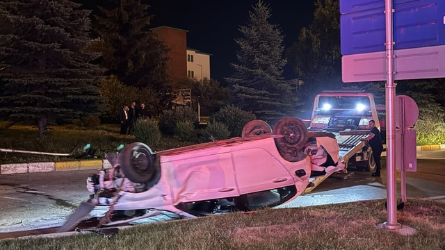 Erzurum'da otomobil refüje çıkıp takla attı: 3 yaralı