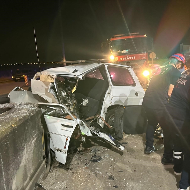 Otomobil beton bariyerlere çarptı: 1 ölü