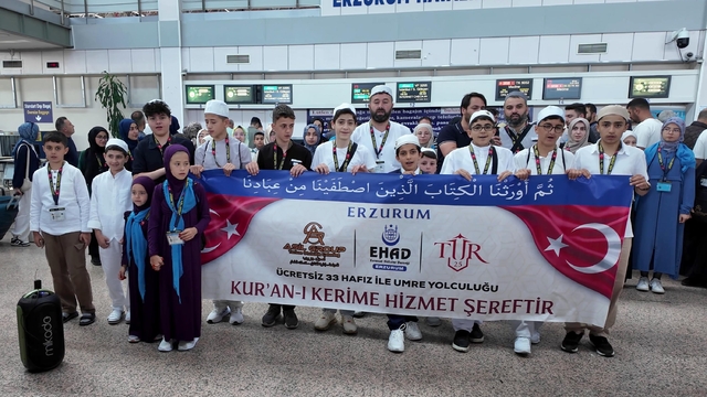 Başarılı hafızlar, 15 gün sürecek Kabe yolculuğuna çıktı