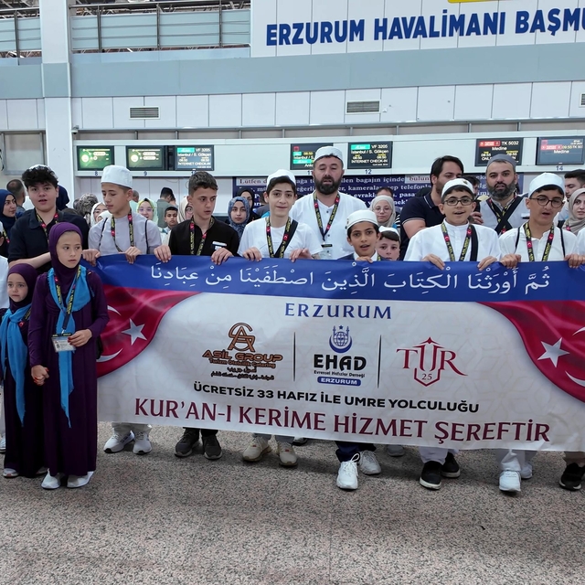 Başarılı hafızlar, 15 gün sürecek Kabe yolculuğuna çıktı