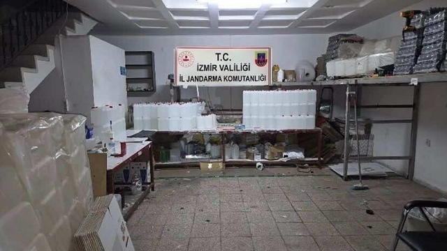 İzmir'de kaçak alkol ve tütün operasyonu