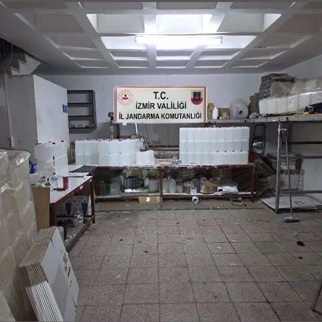 İzmir'de kaçak alkol ve tütün operasyonu