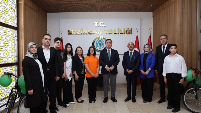 LGS'de 500 tam puan alan 3 öğrenci ödüllendirildi