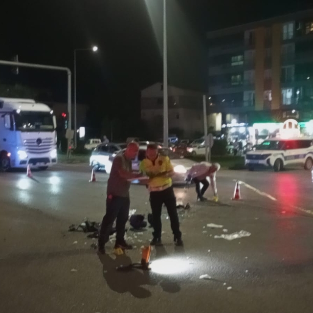 Motosiklet, hafif ticari araca çarptı; 2'si ağır, 5 yaralı