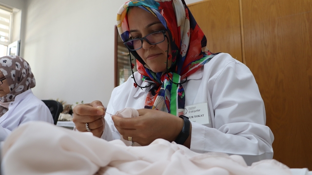 Bir iğne ve bir iplikle kültür mirasını geleceğe taşıyorlar
İğneyle kuyu kazarak geçmişten geleceğe düğümler atıyorlar
Eskişehir'de iğne oyası sanatı yazma kenarından kıyafetlere taşındı