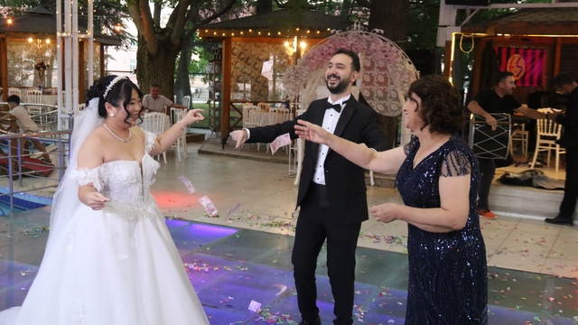 Tayvanlı eşi ile İrlanda'da başlayan aşkı Eskişehir'de çiftetelli oynadıkları düğünle taçlandı
Türk damat ve Tayvanlı gelin Eskişehir'de dünya evine girdi
Ching Ling Chen: "Türk kültürünün bazı yönleri Tayvan halkıyla oldukça benziyor"