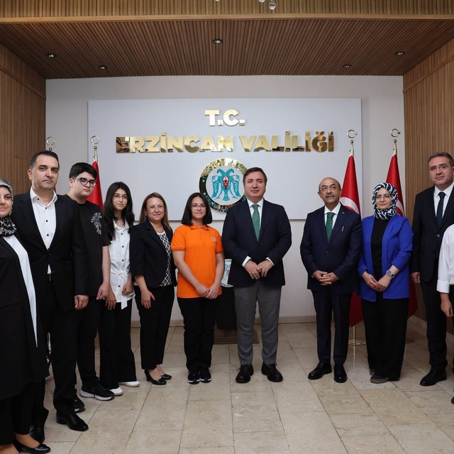 LGS'de 500 tam puan alan 3 öğrenci ödüllendirildi