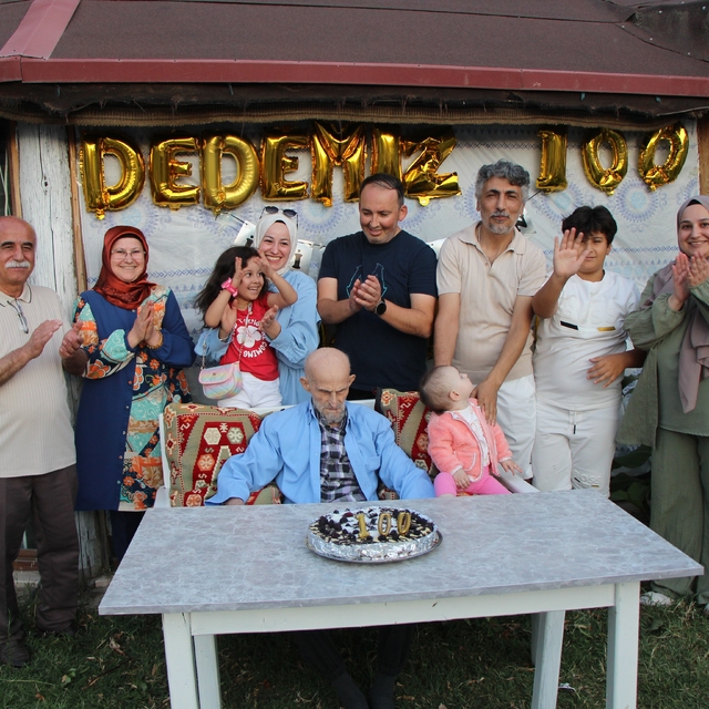 100 yaşına giren Ali dedeye doğum günü kutlaması