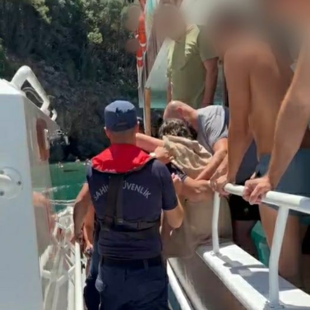 Gezi teknesinde rahatsızlanan çocuğa sahil güvenlik yardımı