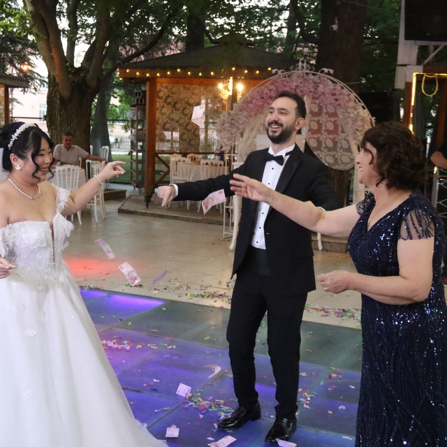 Tayvanlı eşi ile İrlanda'da başlayan aşkı Eskişehir'de çiftetelli oynadıkla...