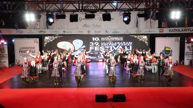 Dünyanın renklerini İnegöl'de buluşturan festival başladı