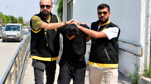 2 çocuğunun annesini kıskançlık krizine girince bıçaklamış