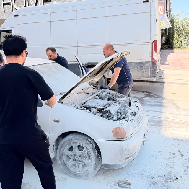 Van'da seyir halindeki otomobilin motoru yandı