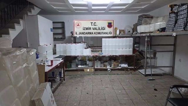 İzmir'de 2.5 milyon TL'lik kaçak alkol ve tütün operasyonu: 14 şüpheliye işlem