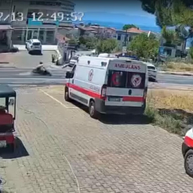 İzmir'de otomobil ile çarpışan motosikletin sürücüsü öldü; kaza kamerada