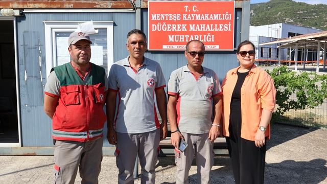 Muğla'da temizlik işçileri, buldukları içi para ve ziynet dolu çantayı sahibine ulaştırdı