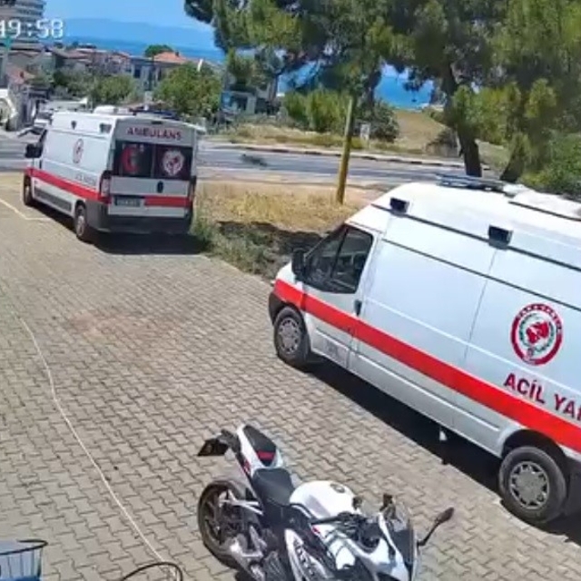 İzmir'de ölümlü kaza anı kamerada
Korkunç kazada 26 yaşındaki genç hayatını...