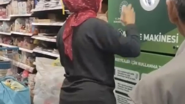 Bolu'da depozito kavgası: "10 kişinin kimlik numarasıyla"
"Uyuyup uyanıp geleceğine sen de 9'da gel": Markette depozito gerginliği