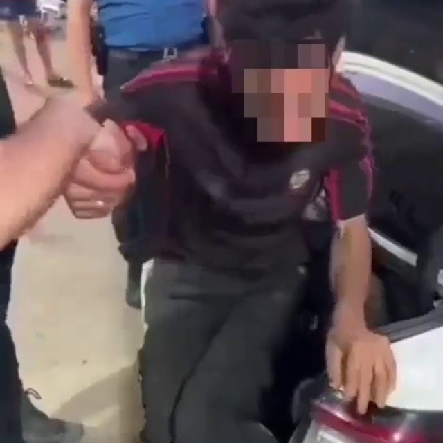 Tıka basa göçmen doldurulan otomobilin bagajından 4 göçmen çıktı