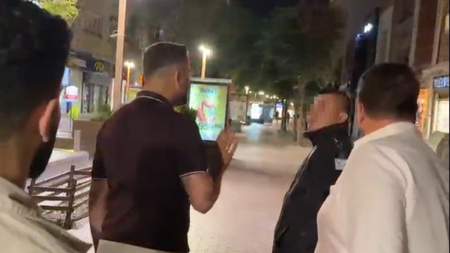 15 Temmuz pankartını indiren görevli, Ömer Halisdemir için "Kim o" dedi
Hamamyolu'na asılan parkartını keserek indiren Odunpazarı Belediyesi bünyesinde çalışan güvenlik görevlisi ile AK Partililer arasında tartışma yaşandı
AK Parti İl Teşkilât Başkanı Erkan Koca: "Bu 15 Temmuz hazımsızlığını anlamış değiliz"