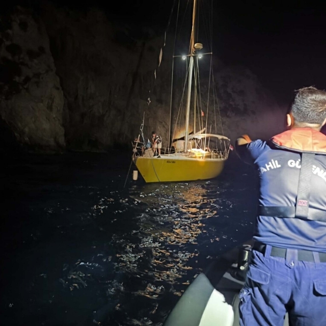 Kuşadası açıklarında sürüklenen teknedeki 2 kişi kurtarıldı