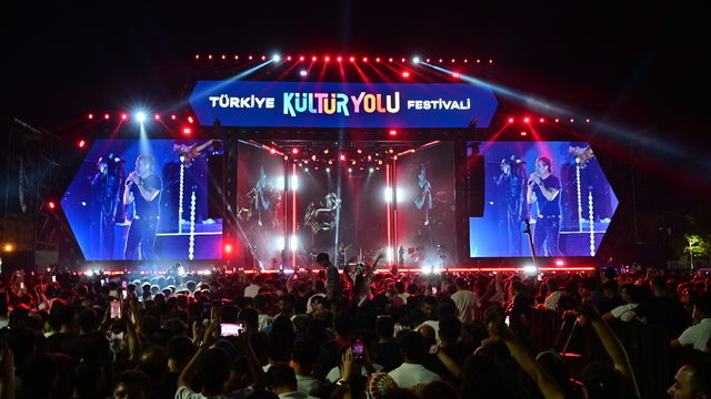 Kıraç, 'Türkiye Kültür Yolu Festivali' kapsamında Van'da konser verdi