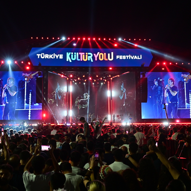 Kıraç, 'Türkiye Kültür Yolu Festivali' kapsamında Van'da konser verdi