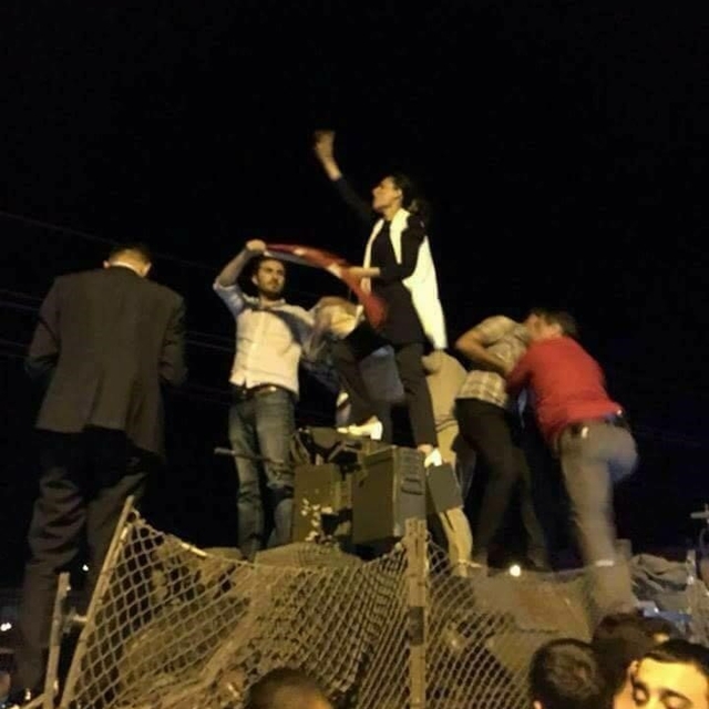 Sokağa çıkma yasağını hiçe saydılar, darbecilere geçit vermediler
Tankın üz...