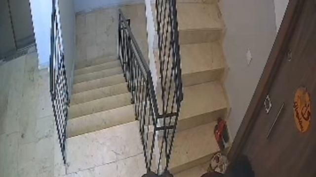 Ayakkabı dükkanından seçer gibi seçti: Apartmandaki seçici hırsız kameraya yansıdı
Girdiği apartmanda ayakkabıları tek tek inceledi, numaralarına baktı, beğendiklerini çaldı
"Üst kata çıkarken eli boştu, aşağı inerken dolu poşetle indi"