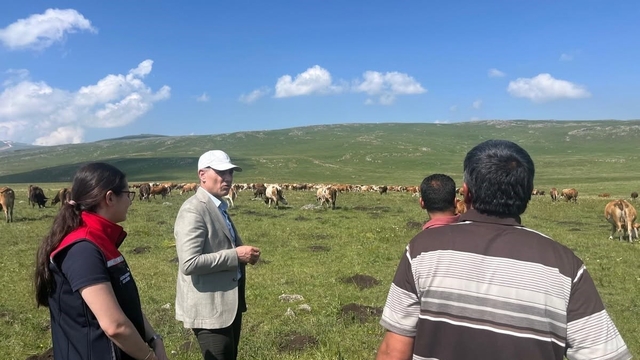 Tarım ve Orman Müdürü Enver Aydın, 2 bin 500 rakımlı Susuz Yaylası'nda üreticilerle buluştu