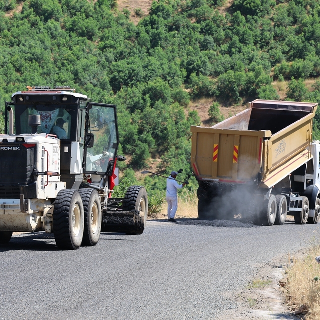 Elazığ'ın köy yollarında iyileştirme çalışmaları sürüyor