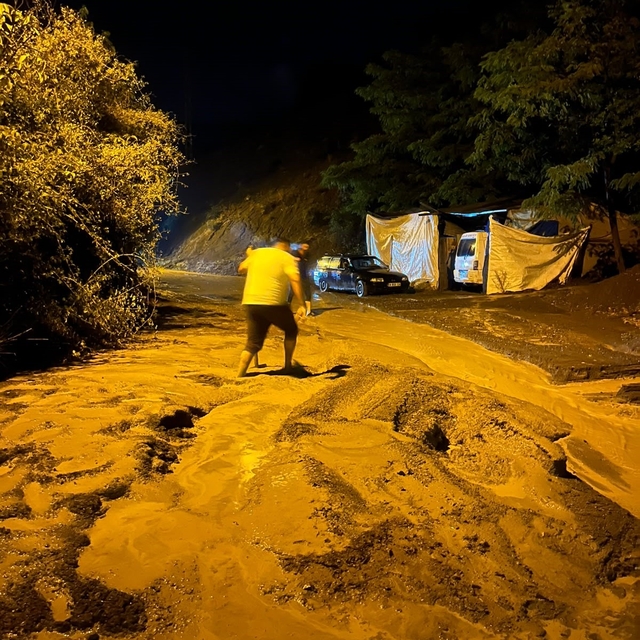 Artvin'de gece etkili olan sağanak taşkınlara neden oldu
