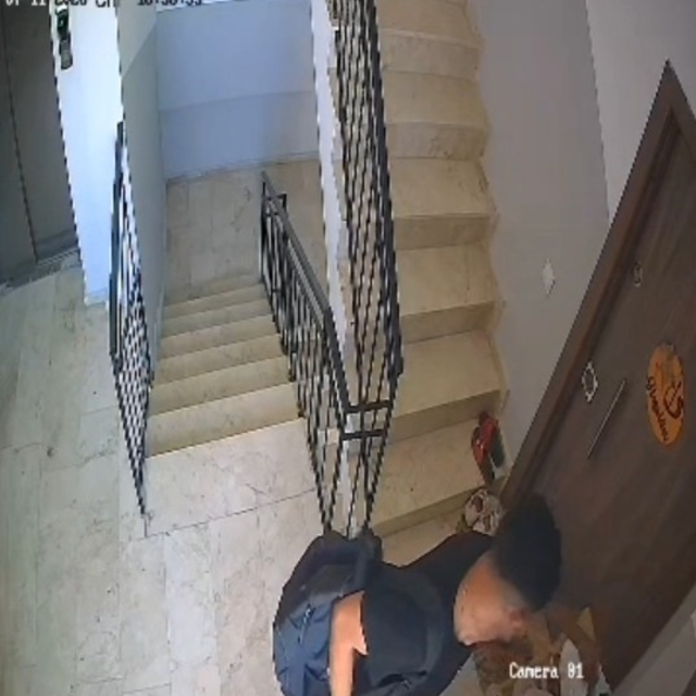 Ayakkabı dükkanından seçer gibi seçti: Apartmandaki seçici hırsız kameraya...