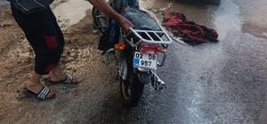 Besni'de motosiklet yangını korkuttu neden oldu