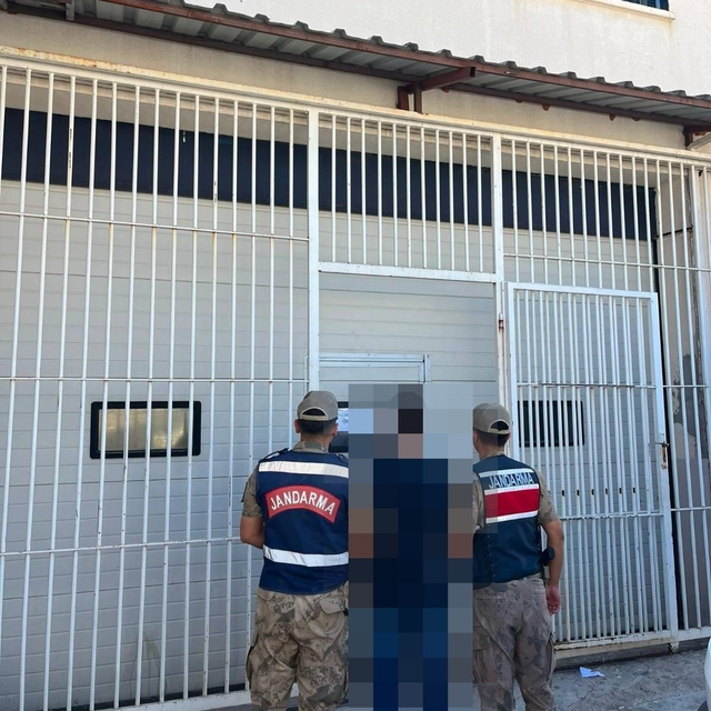 Jandarma aranan 2 şahsı yakaladı