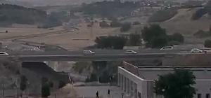 Yapıların camlarını taşlayarak kırdılar