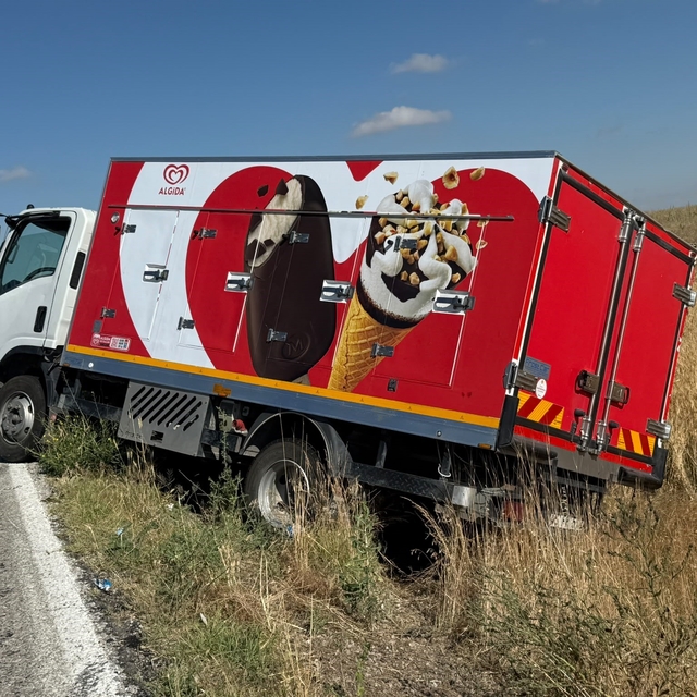 Dondurma yüklü kamyonet devrildi: 1 yaralı