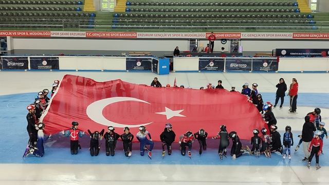 Buzda 15 Temmuz için anlamlı tören