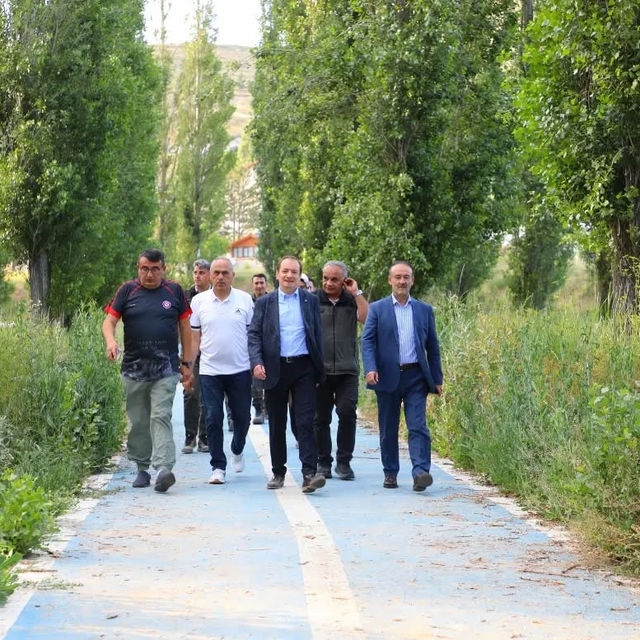 Bayburt'ta doğa yürüyüşü ve fidan dikimi yapıldı