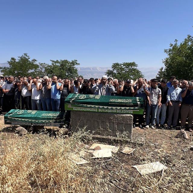 Trafik kazasında hayatını kaybeden anne-oğul Kahramanmaraş'ta son yolculuğu...