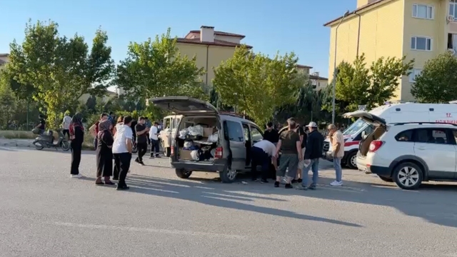 Kavşakta kamyonet ile hafif ticari araç çarpıştı: 1'i ağır 3 yaralı
