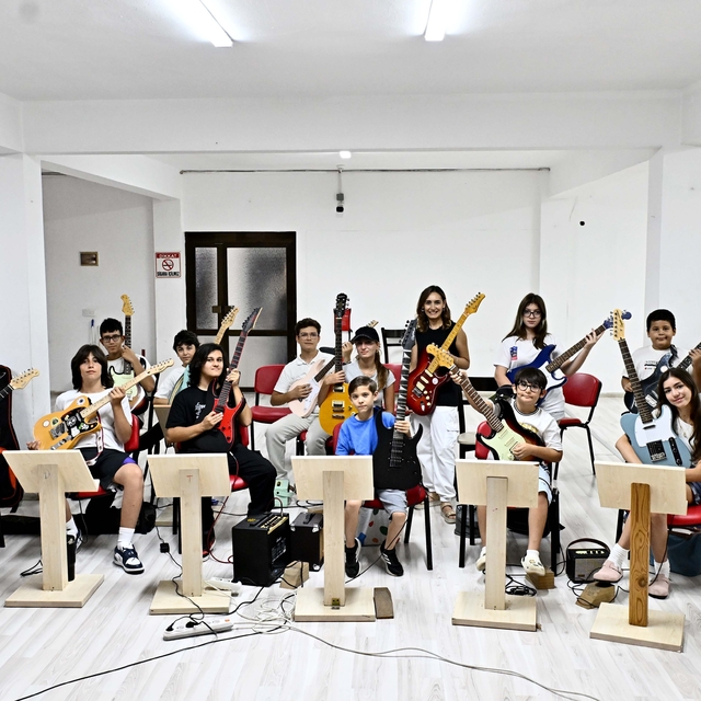 Muratpaşa'da gitarın dört haline çocuklar ve gençlerden ilgi