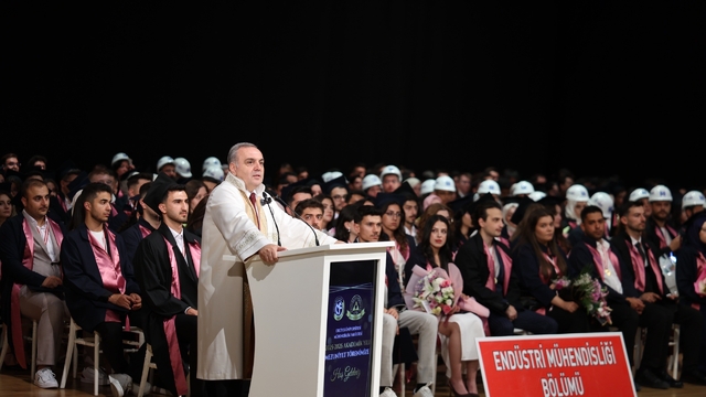 ERÜ'de 702 mühendis mezun oldu