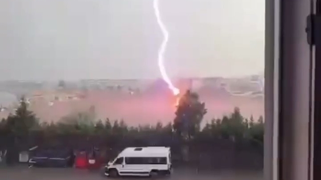 Tekirdağ'da palmiye ağacına yıldırım düştü, alev alev yandı
Yıldırımın palmiyeyi vurduğu anlar kamerada