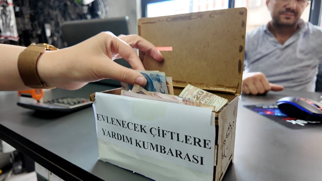Rize'de esnaftan yeni evlenecek çiftlere "Kumbara" desteği